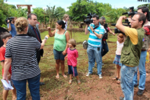 Reni visita famílias atingidas pelas chuvas e anuncia plano de desocupação de áreas
