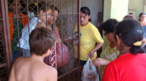 Famílias atingidas por enchente em Foz do Iguaçu recebem doações