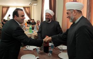 Reni participa da festa de recepção do novo xeique da comunidade árabe de Foz