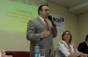 Chegou o momento de focar o desenvolvimento de Foz, diz Reni ao presidir o Codefoz