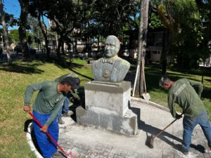 Após acidente, busto de Getúlio Vargas retorna à base em pouco mais de 24 horas
